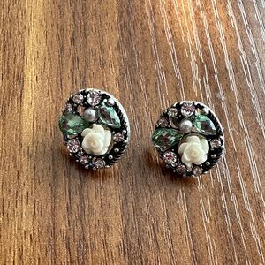 NWOT Elegant Floral and Gem Stud Earrings 🌺